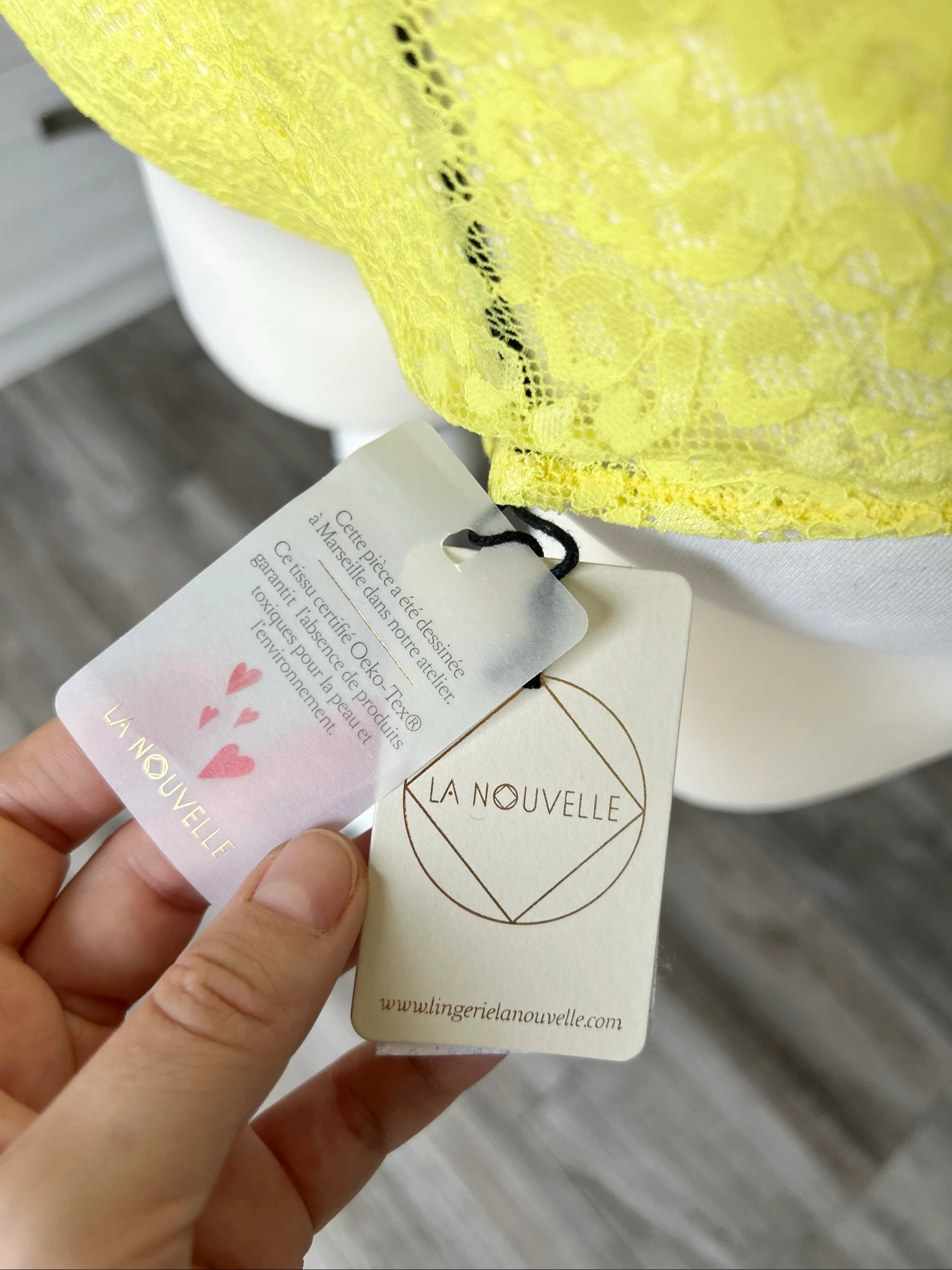 Conjunto de lingerie sutiã e tanga amarelo e dourado em poliamida La Nouvelle – photo 6